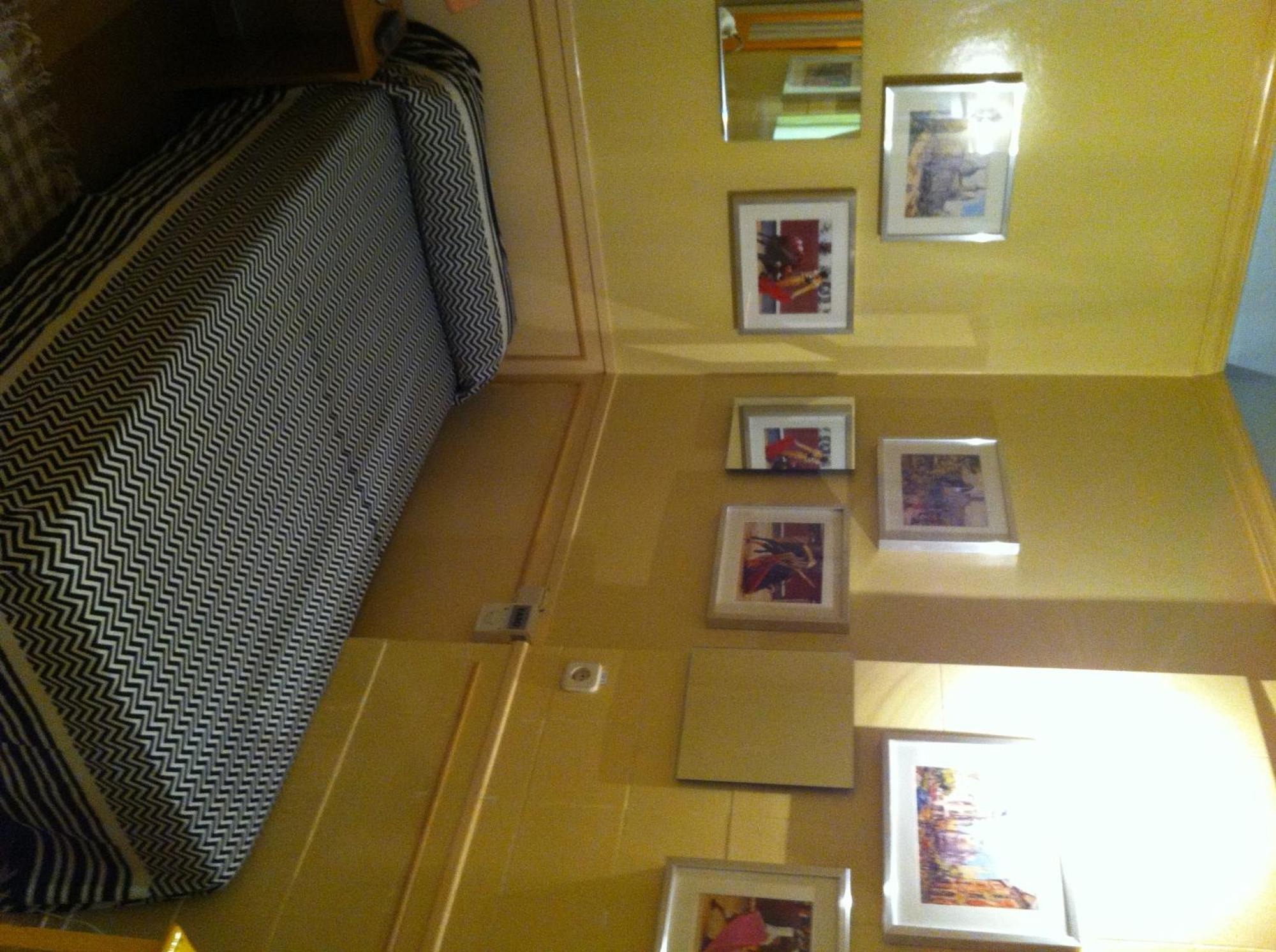 ฮอสทั่ล ลา ฟอนทาน่า Hotel มาดริด ภายนอก รูปภาพ